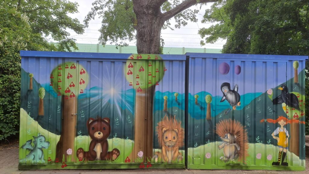 Gruppenwesen der Kita (Lack auf Container, 5 x 2,2 m)