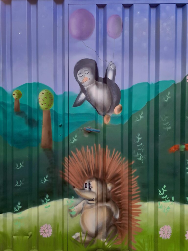 Gruppenwesen der Kita (Lack auf Container, 5 x 2,2 m)
