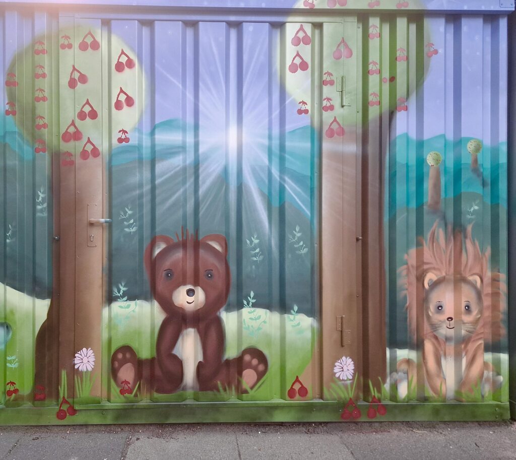Gruppenwesen der Kita (Lack auf Container, 5 x 2,2 m)